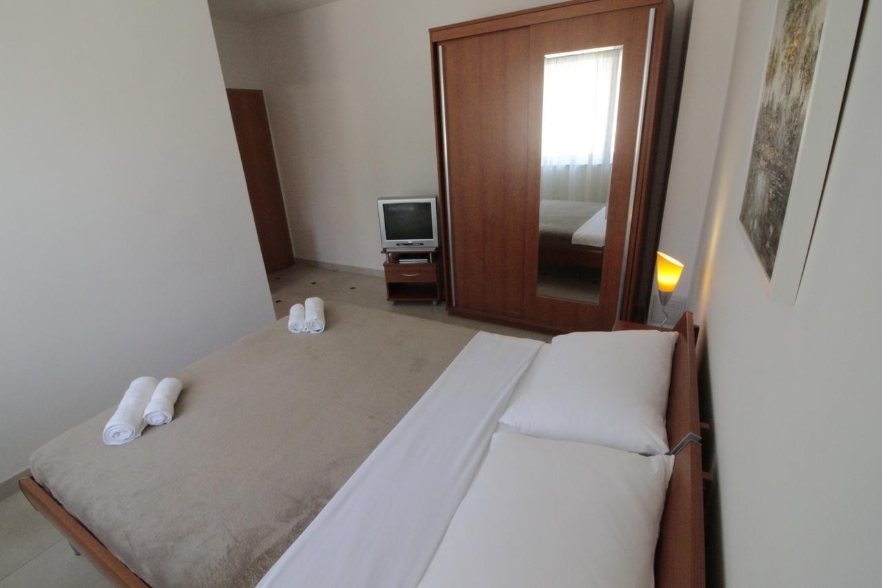 Studios & Rooms Fiesta Новалья Экстерьер фото